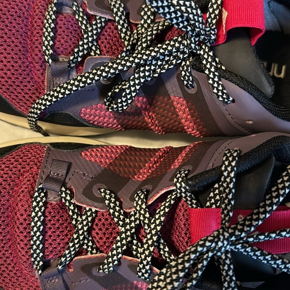 Women’s Adidas TRAXION size 8 running KANADIA  TR7 pink, purple, black white EUC - Picture 3 of 7